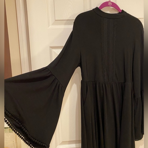 Bell sleeved black dress - Picture 3 of 5